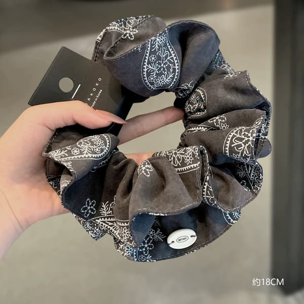 Ternet blonde-scrunchie — Elastisk hårelastik og modetilbehør*#97 Sort paisley-mønster beige oval etiket, ca. 14 cm**#97 #97