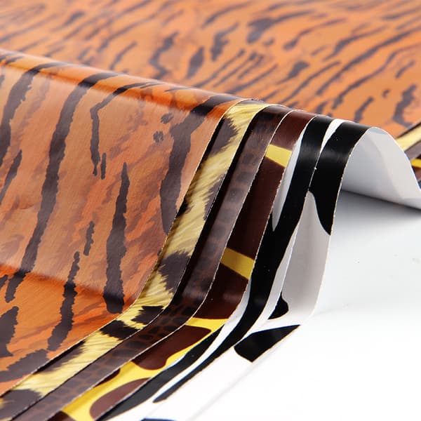 Presentpapper med leopard- och komönster, presentinslagning{hw}