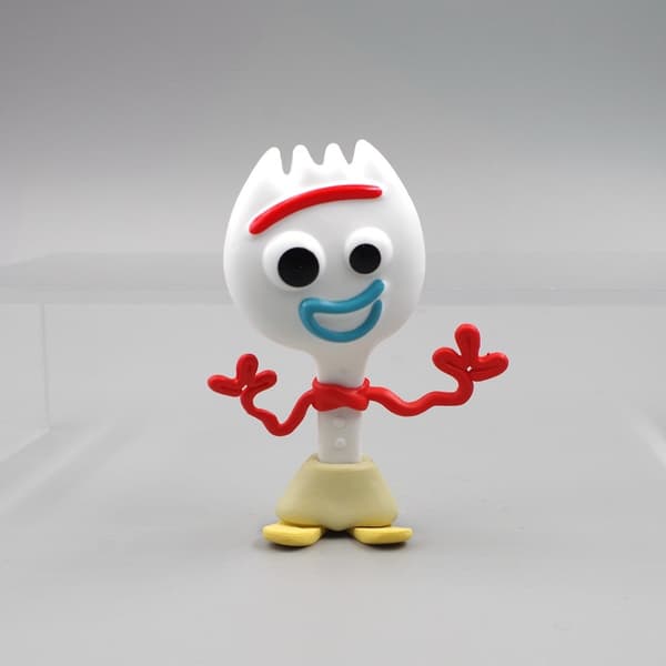Søt tegneseriefigur til kaketopp i krysset positur 5