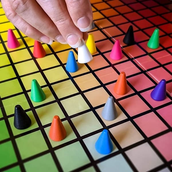 USAopoly | Hues and Clues | Gættespil | Spilletid ca. 30 minutter - Perfekt{wh}