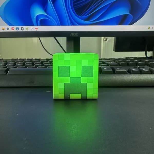 Pixel Art Creeper Natlampe - 2W Genopladelig Kubelampe, 400mAh, 5,5cm Børnefødselsdagsgave