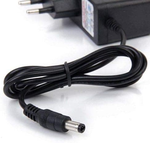 Virtalähdeadapteri 8,4 V 1 A AC-virtalähde elektronisille laitteille, musta