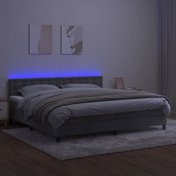 LED-sänkykehys, jossa silkki-pääty, patja ja toppa 200x200 vaaleanharmaasta sametista.