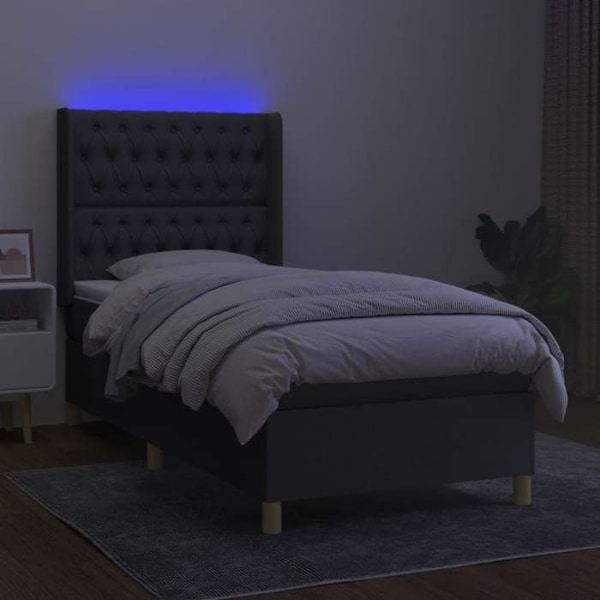 LED-sänkyrunko tummanharmaalla kankaalla varustetulla sängynpäällä, patja 90 x 190. Mörkgrå