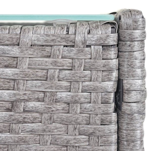 Lounge sæt til haven med sofa, stole og bord i grå polyrotin samt cremefarvede puder