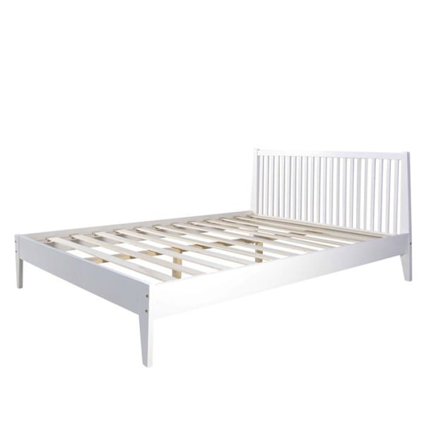 Kaksi hengen sänky puusta, jossa kehys ja 140 x 200 lakanan koot. Vit