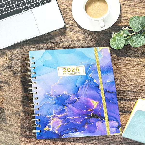 Kalender 2025, A5 Veckokalender, Januari 2025 - December 2025, Rosa, Blå och Lila, Dubbel Spiralbindning, Hård Pärm, Elastisk Stängning, 21,5