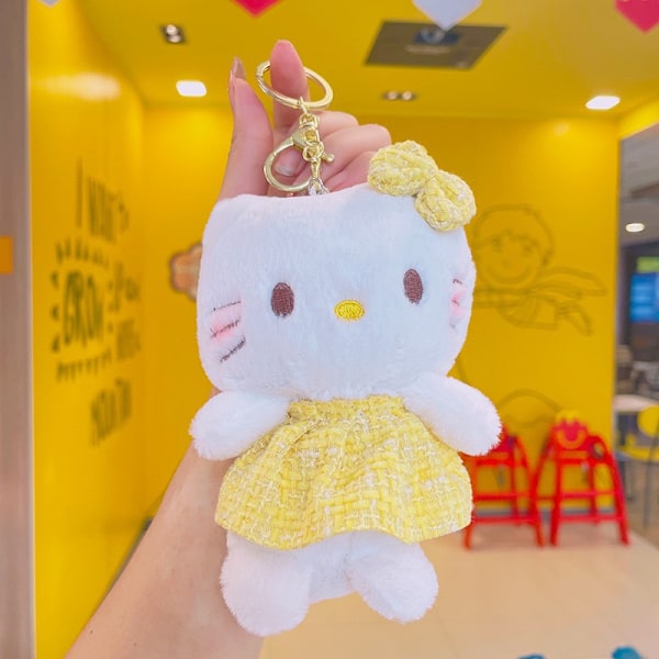 Tecknad Kuromi docka skolväska hänge docka plyschleksak par nyckelring väska hänge Plush Chanel KT Cat-Yellow 11cm (with keychain)