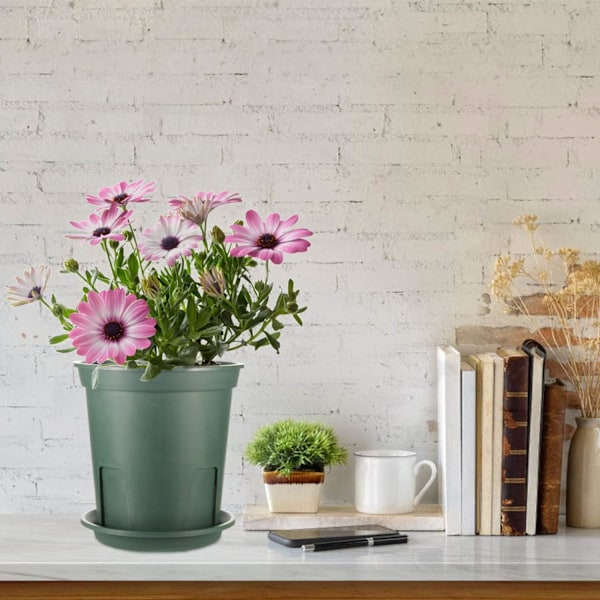 12 plastblomkrukor med dräneringshål och bricka