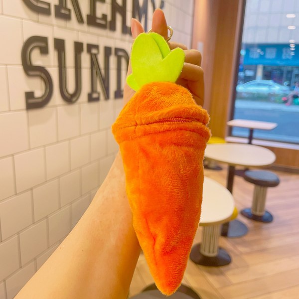 Sarjakuva Kuromi -nukke koululaukun riipus nukke pehmolelu pari avaimenperä laukun riipus Plush turns into carrot rabbit 11cm (with keychain)