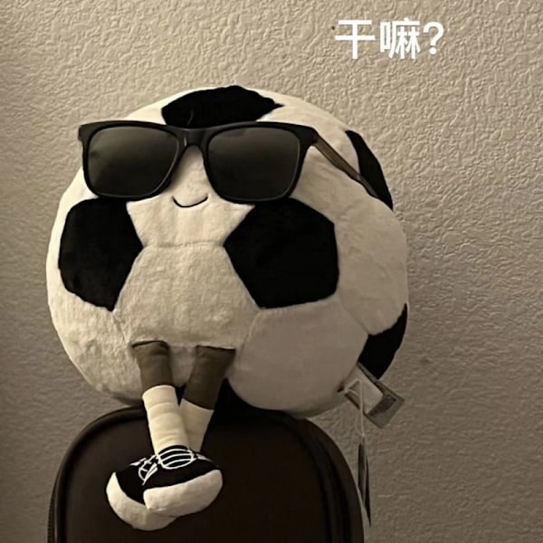 Samma stil som internetkändis kreativ rolig fotbollsform plyschdocka dekompressionsdocka för pojkar BX Same style football doll About 28 cm