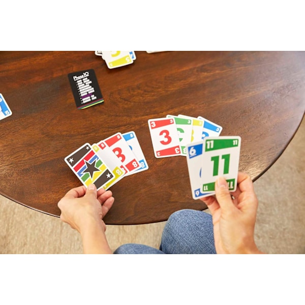Mattel Games Phase 10 kortspil, sekvenser der ligner rommy, indeholder 108 kort, til hjemmebrug.