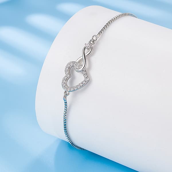 Justerbart hjerteformet armbånd for kvinner 28cm hvitt gullbelagt