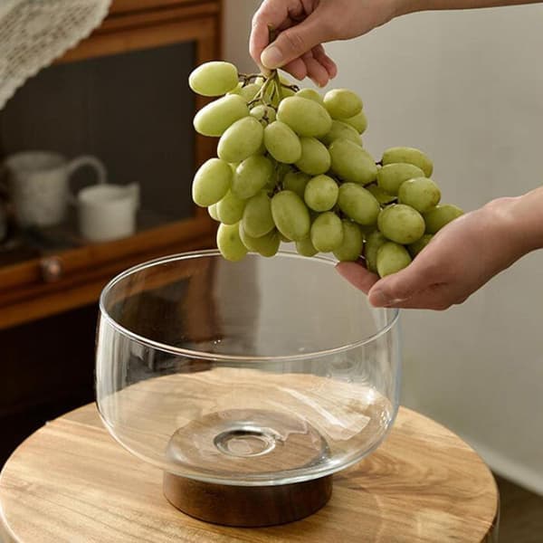 Fruktskål i glas med träfot, hög sockel som mittpunkt för bord, kök, matsal och fester