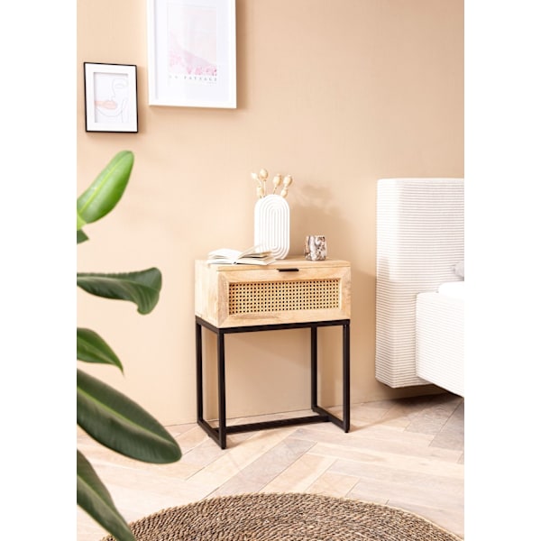 Rootz Modern Sengebord - Natbord - Rattanskuffe - Mangotræ - Håndlavet - Wienervævet - Naturligt trækorn - Sort metalstel - 50 cm x 60 cm x 30 cm