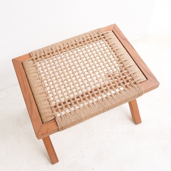 Rootz stor träpall INDRA (beige) gjord av Trembesi med en sittyta från vävt återvunnet papper