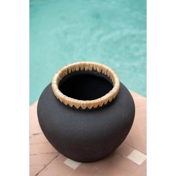Rootz Styly Black Vase - Terracotta Masterpiece - Eartancware - Coastal Vibes - 29 cm x 29 cm x 23 cm