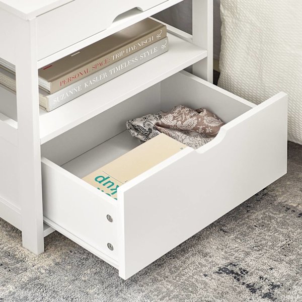 Rootz Sengebord - Natbord - Sidebord - Hvid MDF - Stor opbevaring med 2 hylder og 2 skuffer - Ridsefaste gulvbeskyttere - Alsidigt design - 45cm x 55c