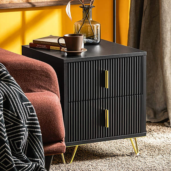 Rootz Moderne sengebord med 2 skuffer - Sofabord - Sidebord - Ridsefaste gulvbeskyttere - Elegant sort og guld design - Nem montering - 40cm x 47cm x