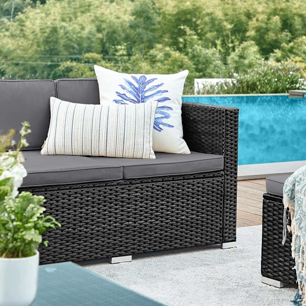 Rootz 4-delt havemøbelsæt - Udendørs sofa - Fodskammel - Sofabord - PE polyrattan - VFT polstring - 60cm x 173cm x 66cm