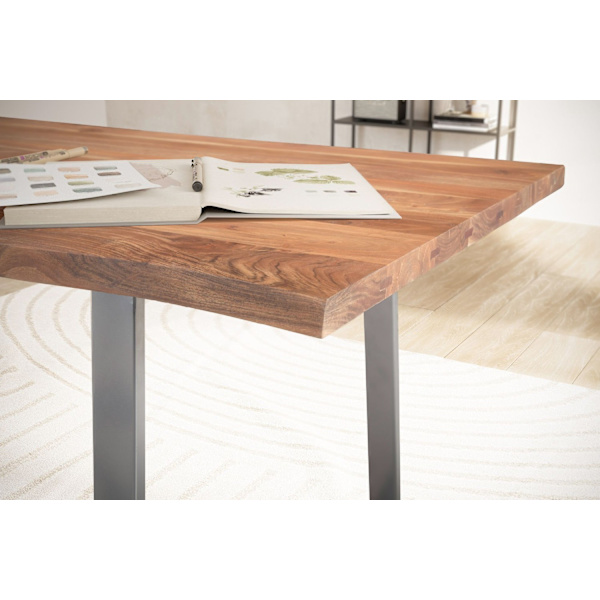 Rootz solidt kontorbord - moderne design - udtryksfulde trækanter - naturligt trækorn - trapezformede metalben - 180 cm x 90 cm x 76 cm