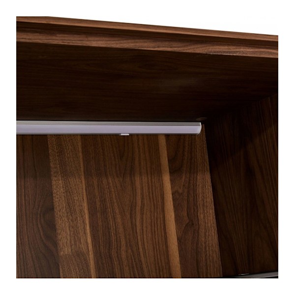 Rootz-näyttökaappi - Säilytyskaappi - Vitriinit - Amerikkalainen pähkinäviilu - Pehmeästi sulkeutuva lukitus - Sisäänrakennettu LED-valaistus - 110cm