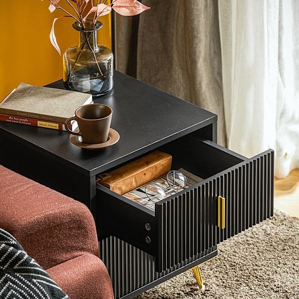 Rootz Moderne sengebord med 2 skuffer - Sofabord - Sidebord - Ridsefaste gulvbeskyttere - Elegant sort og guld design - Nem montering - 40cm x 47cm x