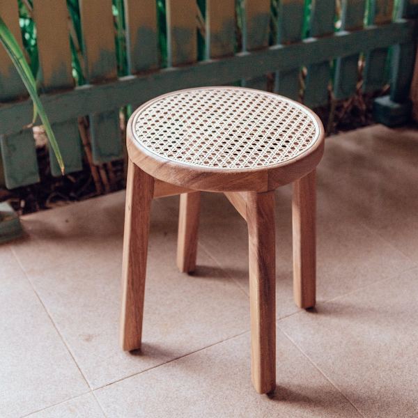 Rootz træskammel CARAMIN lavet af Trembesi med siddeflade fra Woven Rattan