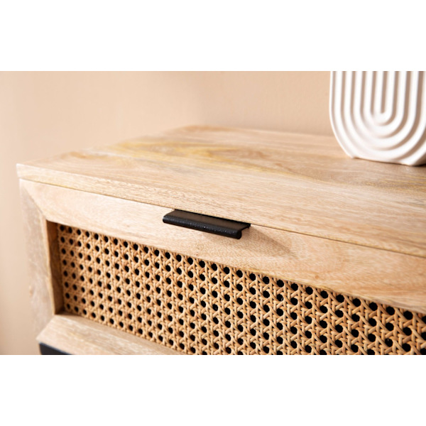 Rootz Modern Sengebord - Natbord - Rattanskuffe - Mangotræ - Håndlavet - Wienervævet - Naturligt trækorn - Sort metalstel - 50 cm x 60 cm x 30 cm