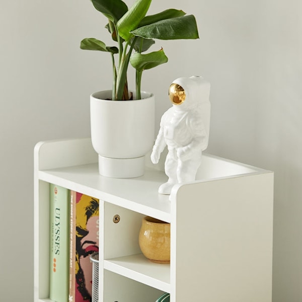 Rootz sengebord - Natbord - Sofabord - Rummelig opbevaring med 4 rum og 2 skuffer - Moderne fyrretræ-accenter - Holdbart PB-materiale - 43 cm x 81 cm