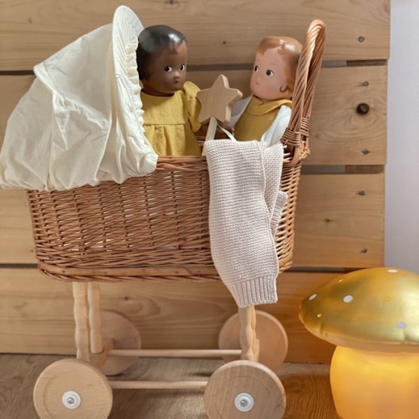 Puinen ja viherlaitteinen leikkikehto, jossa on vaaleanpuiset kangasvarusteet - Leikkikalut teema-alueittain - Leikkiminen jäljittelemällä - Nuket, n Flerfärgad