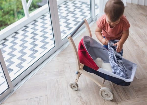 Dukke bil i træ fra Plan Toys Grå