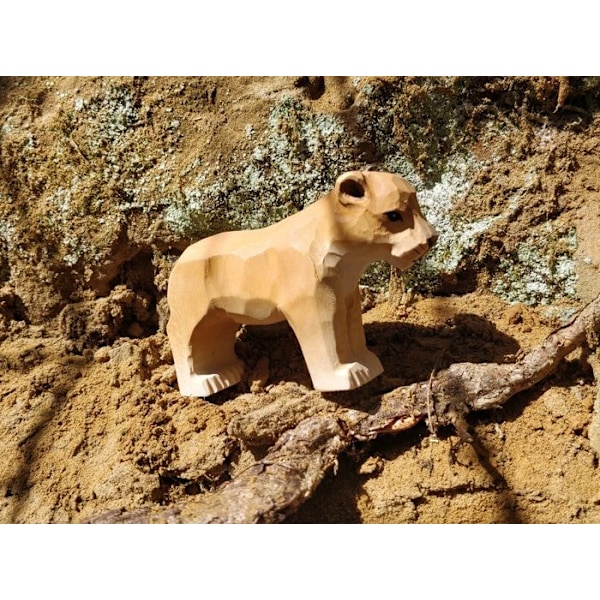 Wudimals - Lion Cub Figurine i trä - K-PLAY kastanj
