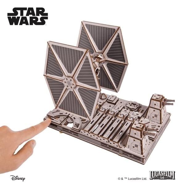 3D-model - UGEARS - TIE Fighter™ - Motoriseret krydsfiner (batteri/USB) - Magnetisk base - 400 dele beige