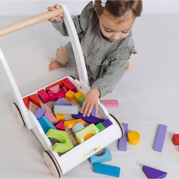 Le Toy Van Petilou Baby Rainbow Cloud Walker är en baby i en unik, mjuk molnformad rollator med 45 träklossar e Regnbåge