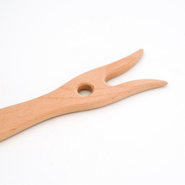 Speelbelovend - Stickgaffel i trä - TRIGONOS Beige