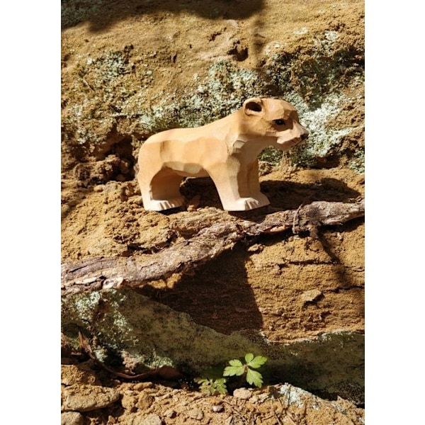 Wudimals - Lion Cub Figurine i trä - K-PLAY kastanj