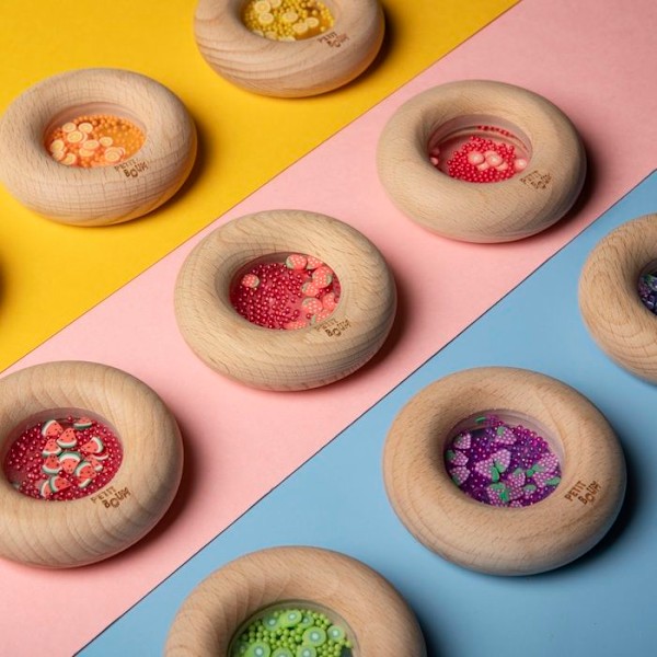 Petit Boum - Sensorisk donut Jordgubbar - COOL KIDS PROJECT Röd