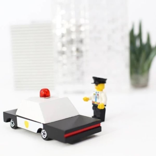Pieniä autoja ja retro klassisia puumalleja Candylab Candycar Suunnittelijat lasten ja aikuisten - Poliisiauto svartvitt