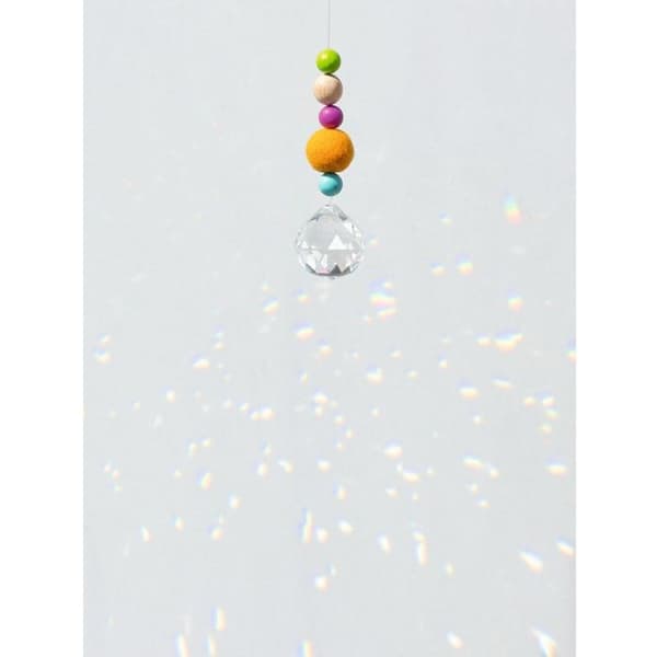 Solfangende prisme - GOKI - GOLLNEST & KIESEL - Glas Ø4 cm - Træperler & uld - 113 cm Vit