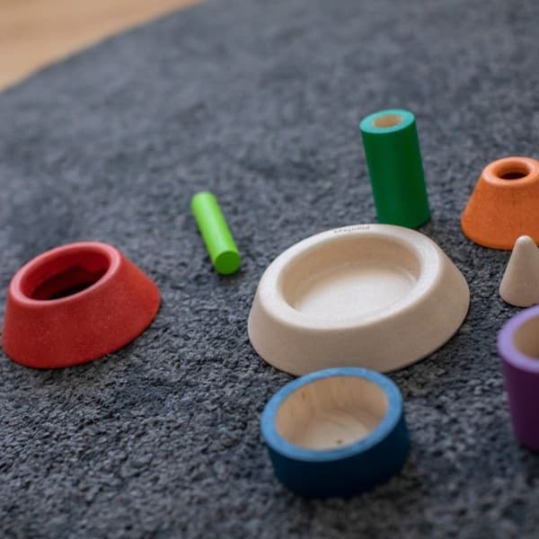 Plan Toys - Stabel- og indskubspyramide - TROUSSELIER Röd