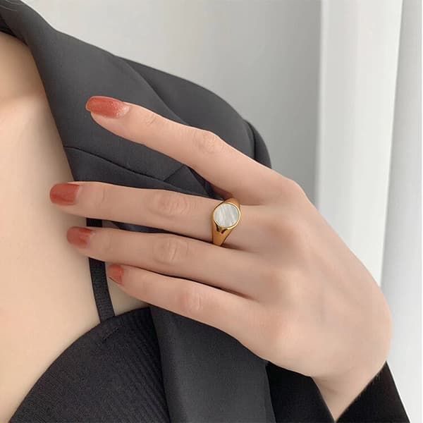 Dame 18K gullbelagt rustfritt stål perlemor rund ring, størrelser 6-10. 6