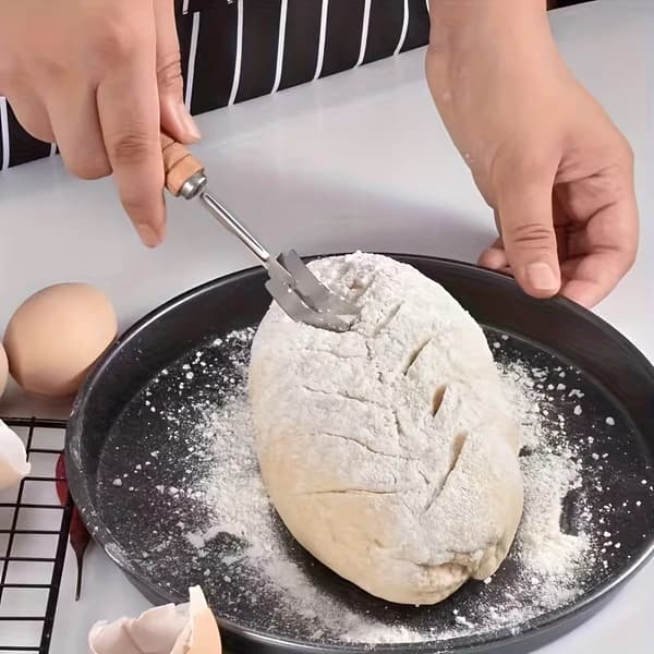 Brødkniv i rustfrit stål med træhåndtag til bagning af surdejsbrød