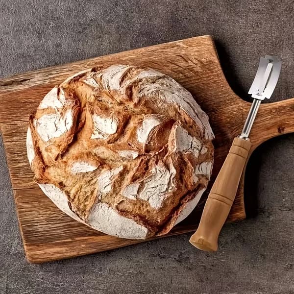 Brødkniv i rustfritt stål med trehåndtak for baking av surdeigsbrød