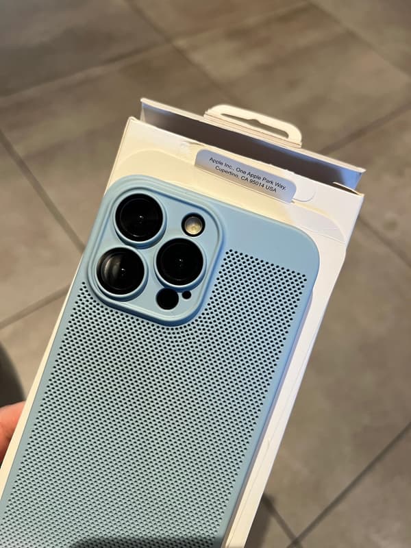 Åndbart telefoncover til iPhone 15/16/17 Plus Pro Max, med en mesh-tekstur, kamerabeskyttelse og varmeafledende design. Far Peak Blue iPhone 17 Pro