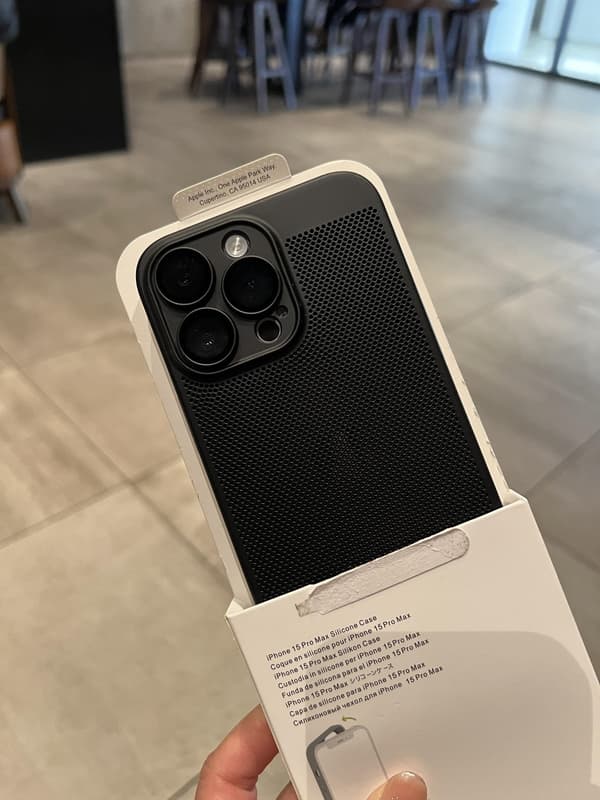 Åndbart telefoncover til iPhone 15/16/17 Plus Pro Max, med en mesh-tekstur, kamerabeskyttelse og varmeafledende design. pure black iPhone 15 Pro Max