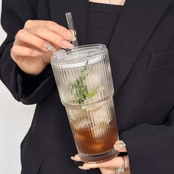 600 ml randig kaffekopp i glas med lock och sugrör, transparent dricksglas.