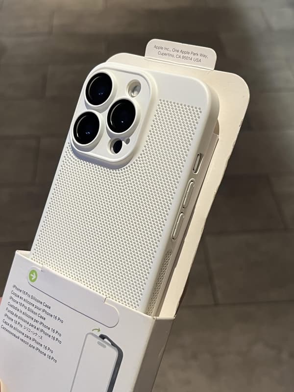 Åndbart telefoncover til iPhone 15/16/17 Plus Pro Max, med en mesh-tekstur, kamerabeskyttelse og varmeafledende design. pure white iPhone 16 Plus