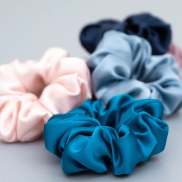 100 % silkehårstrikk, 16 mm crêpe sateng håndsydd myk og elastisk hårstrikk, hvit.