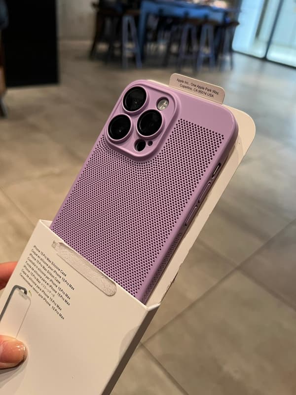 Åndbart telefoncover til iPhone 15/16/17 Plus Pro Max, med en mesh-tekstur, kamerabeskyttelse og varmeafledende design. Taro Purple iPhone 17 Plus